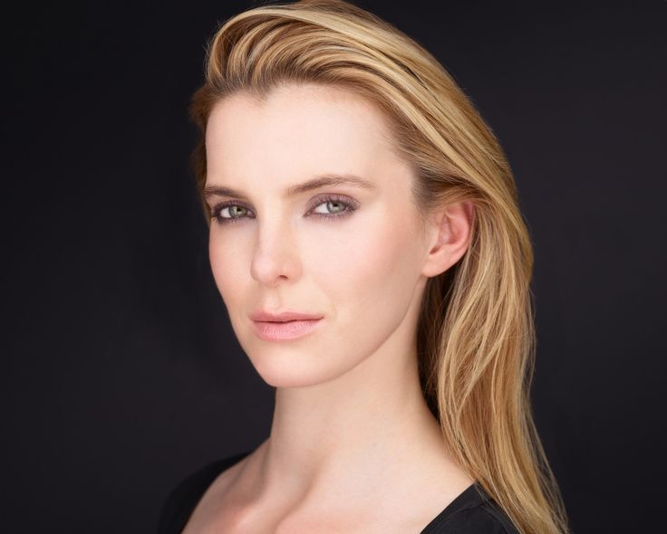 Betty Gilpin Plastic Surgery and Body Measurements